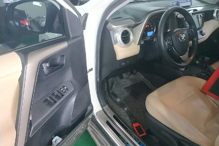 Used Toyota RAV4 2015 2.0L CVT Two-Wheel Drive Fashion Edition Driver Seat
