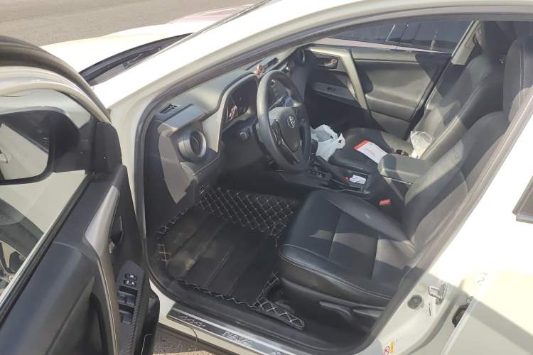 Used Toyota RAV4 2015 2.0L CVT Two-Wheel Drive Fashion Edition Driver Seat
