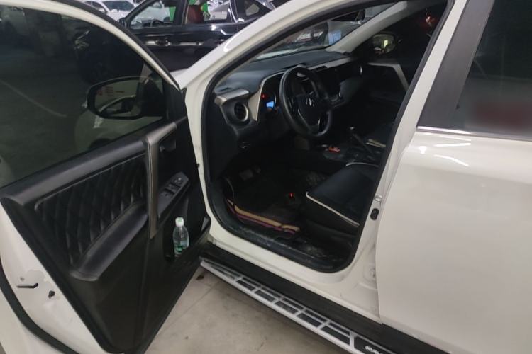 Used Toyota RAV4 2015 2.0L CVT Two-Wheel Drive Fashion Edition Driver Seat