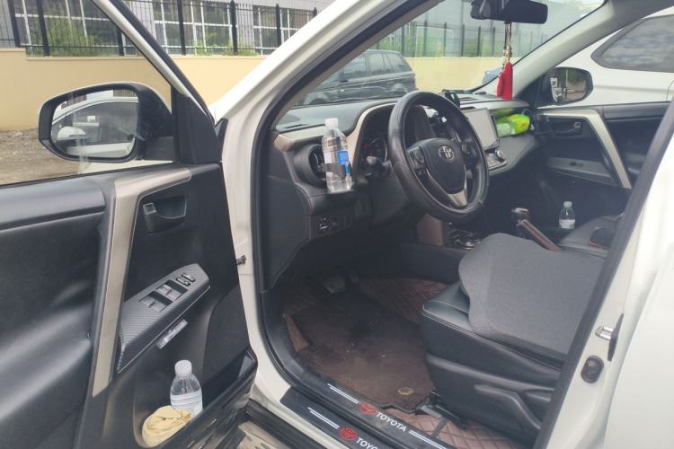 Used Toyota RAV4 2015 2.0L CVT Two-Wheel Drive Fashion Edition Driver Seat