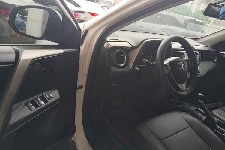 Used Toyota RAV4 2015 2.0L CVT Two-Wheel Drive Fashion Edition Driver Seat