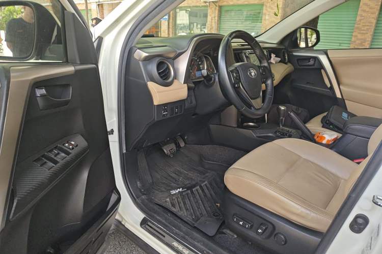 Used Toyota RAV4 2015 2.5L Automatic 4x4 Elite Edition Driver Seat
