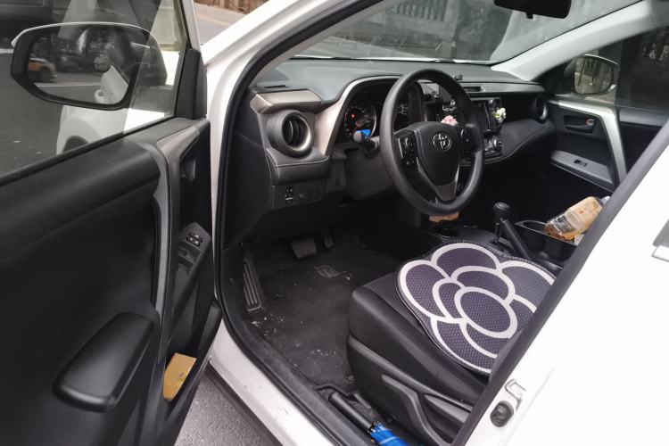 Used Toyota RAV4 2015 2.0L CVT Two-Wheel Drive Fashion Edition Driver Seat