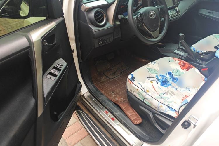 Used Toyota RAV4 2015 2.0L CVT Two-Wheel Drive Fashion Edition Driver Seat