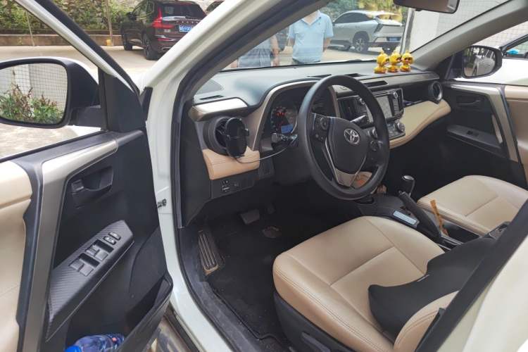 Used Toyota RAV4 2015 2.0L CVT Two-Wheel Drive Fashion Edition Driver Seat