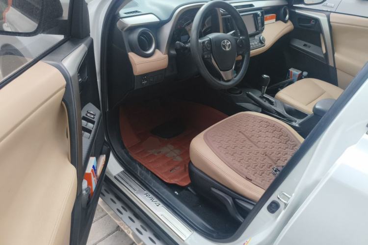 Used Toyota RAV4 2015 2.0L CVT Two-Wheel Drive Fashion Edition Driver Seat