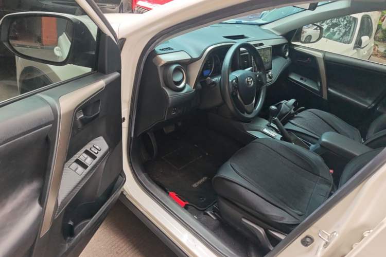 Used Toyota RAV4 2015 2.0L CVT Two-Wheel Drive Fashion Edition Driver Seat