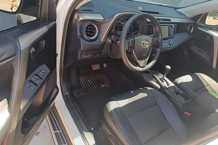 Used Toyota RAV4 2015 2.0L CVT Two-Wheel Drive Fashion Edition Driver Seat