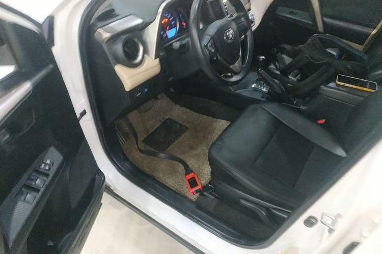 Used Toyota RAV4 2015 2.0L CVT Two-Wheel Drive Urban Edition Driver Seat