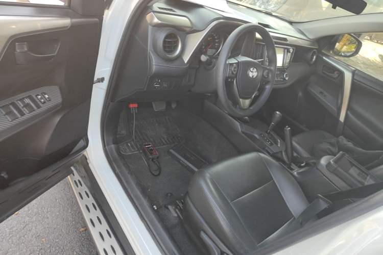 Used Toyota RAV4 2015 2.0L CVT Two-Wheel Drive Fashion Edition Driver Seat