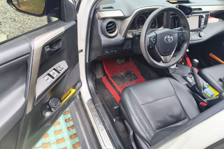 Used Toyota RAV4 2015 2.0L CVT Two-Wheel Drive Fashion Edition Driver Seat