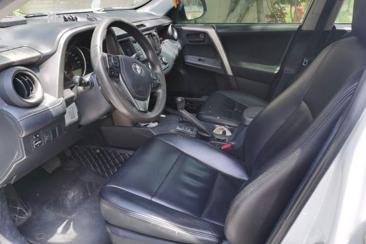 Used Toyota RAV4 2015 2.0L CVT Two-Wheel Drive Fashion Edition Driver Seat