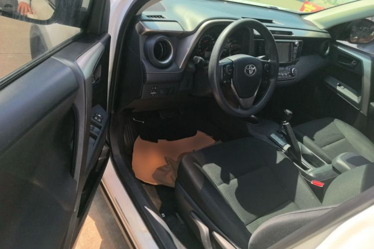 Used Toyota RAV4 2015 2.0L CVT Two-Wheel Drive Fashion Edition Driver Seat