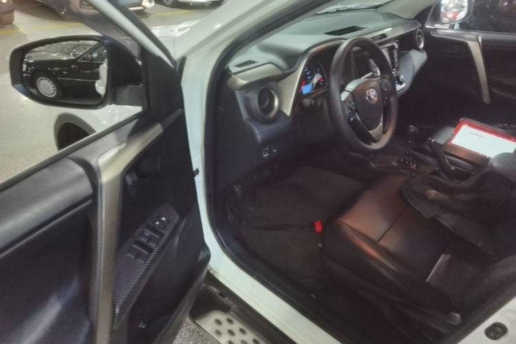 Used Toyota RAV4 2015 2.0L CVT Two-Wheel Drive Fashion Edition Driver Seat