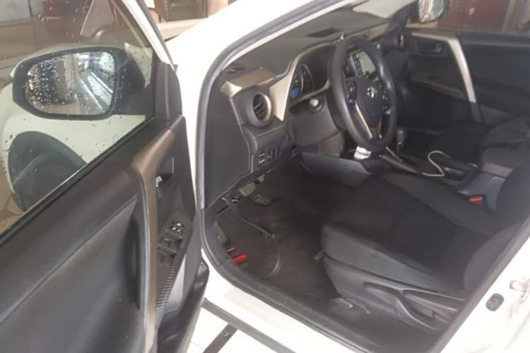 Used Toyota RAV4 2015 2.0L CVT Two-Wheel Drive Fashion Edition Driver Seat