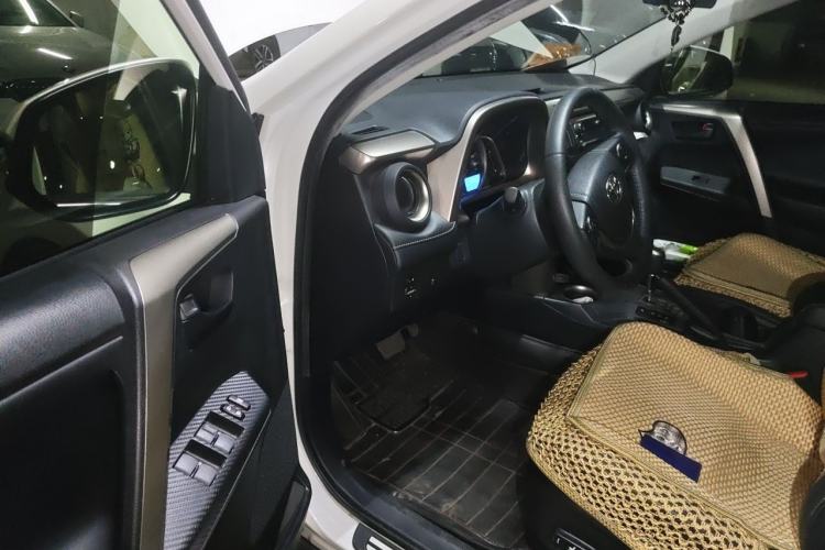 Used Toyota RAV4 2015 2.5L Automatic 4x4 Elite Edition Driver Seat