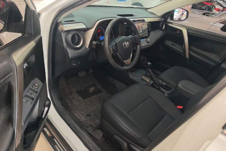 Used Toyota RAV4 2015 2.0L CVT Two-Wheel Drive Fashion Edition Driver Seat