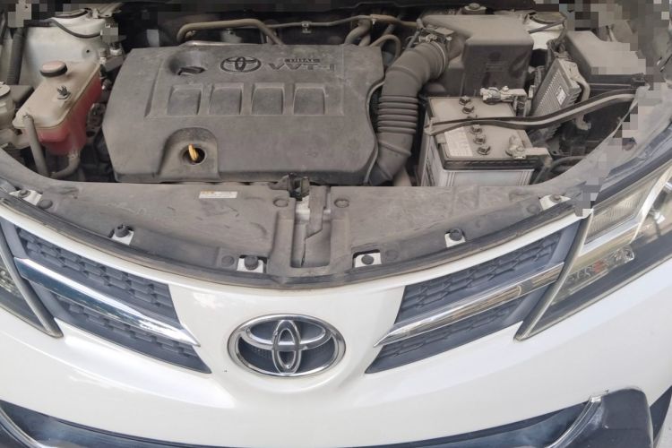 Used Toyota RAV4 2015 2.0L CVT Two-Wheel Drive Fashion Edition Engine Bay