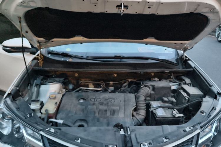 Used Toyota RAV4 2015 2.0L CVT Two-Wheel Drive Fashion Edition Engine Bay