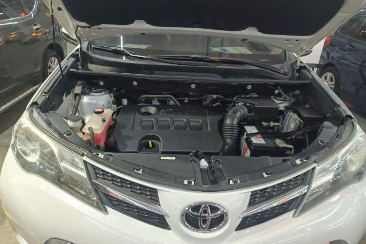 Used Toyota RAV4 2015 2.0L CVT Two-Wheel Drive Fashion Edition Engine Bay