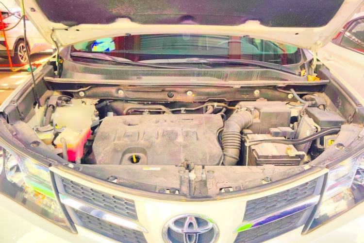Used Toyota RAV4 2015 2.0L CVT Two-Wheel Drive Fashion Edition Engine Bay