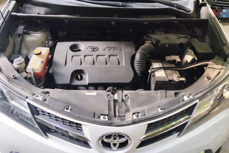 Used Toyota RAV4 2015 2.0L CVT Two-Wheel Drive Fashion Edition Engine Bay