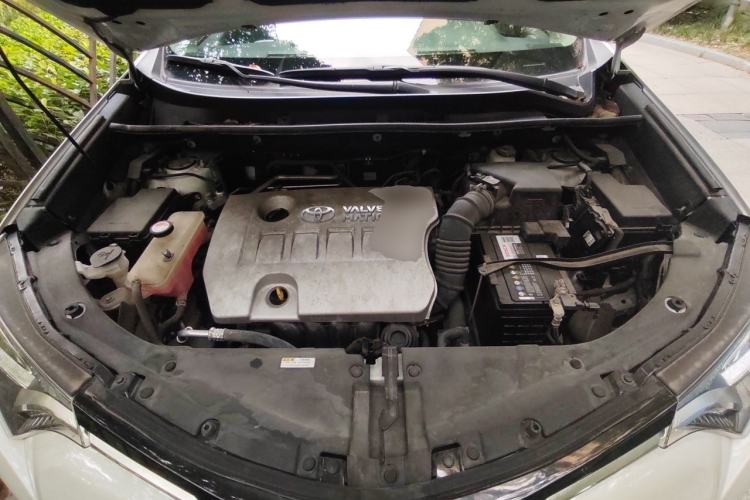 Used Toyota RAV4 2015 2.0L CVT Two-Wheel Drive Fashion Edition Engine Bay