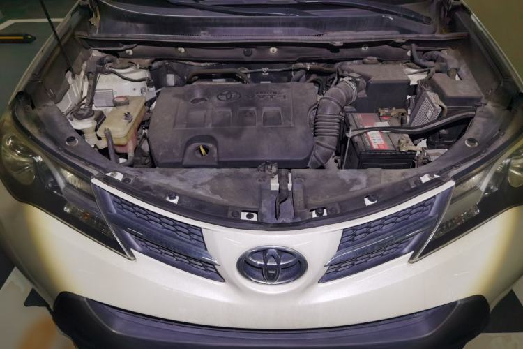Used Toyota RAV4 2015 2.0L CVT Two-Wheel Drive Fashion Edition Engine Bay