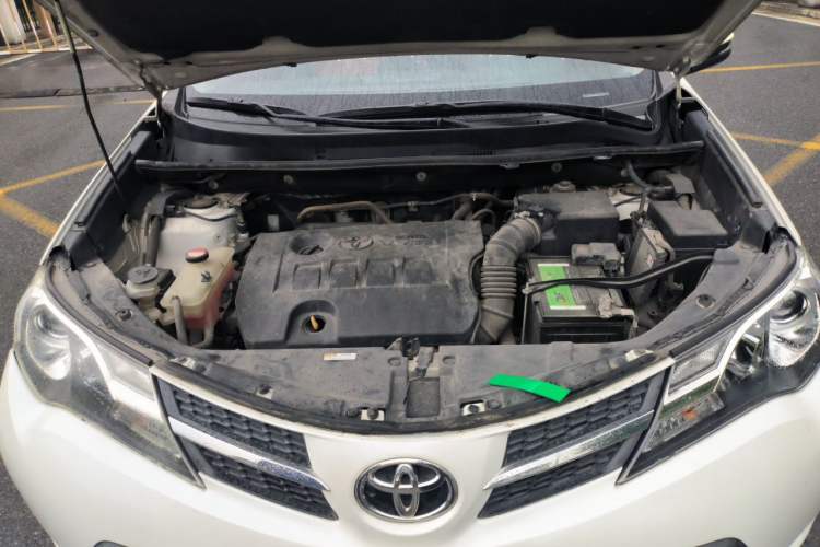 Used Toyota RAV4 2015 2.0L CVT Two-Wheel Drive Fashion Edition Engine Bay