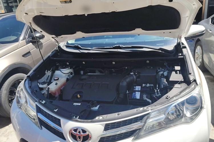 Used Toyota RAV4 2015 2.0L CVT Two-Wheel Drive Fashion Edition Engine Bay