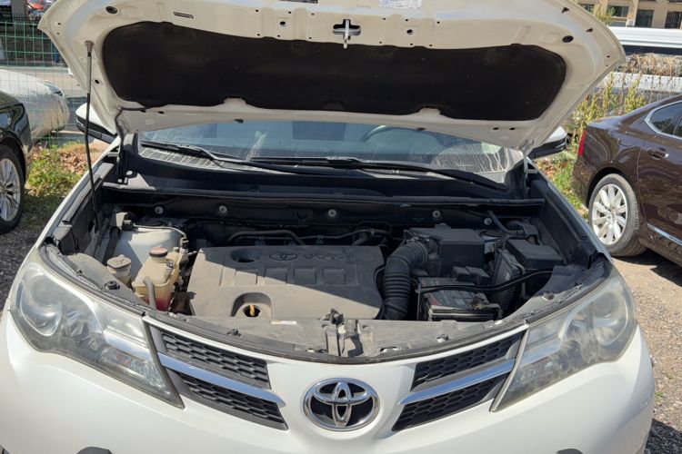 Used Toyota RAV4 2015 2.0L CVT Two-Wheel Drive Fashion Edition Engine Bay