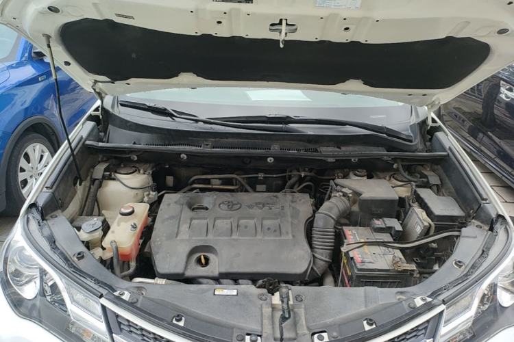 Used Toyota RAV4 2015 2.0L CVT Two-Wheel Drive Fashion Edition Engine Bay