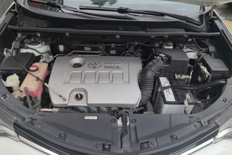 Used Toyota RAV4 2015 2.0L CVT Two-Wheel Drive Fashion Edition Engine Bay