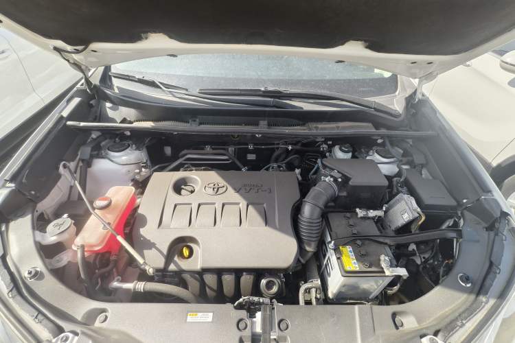 Used Toyota RAV4 2015 2.0L CVT Two-Wheel Drive Fashion Edition Engine Bay
