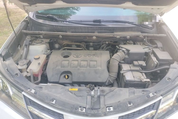Used Toyota RAV4 2015 2.0L CVT Two-Wheel Drive Fashion Edition Engine Bay