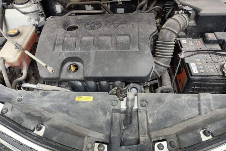 Used Toyota RAV4 2015 2.0L CVT Two-Wheel Drive Fashion Edition Engine Bay