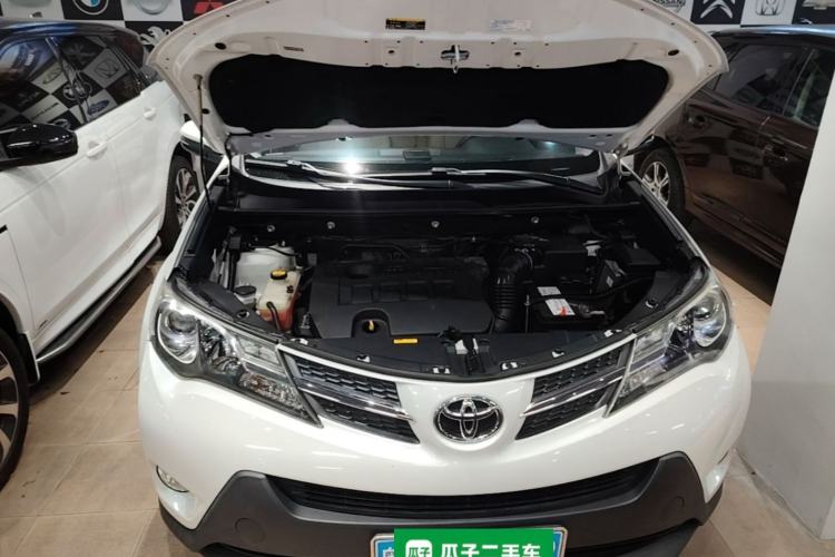 Used Toyota RAV4 2015 2.0L CVT Two-Wheel Drive Fashion Edition Engine Bay