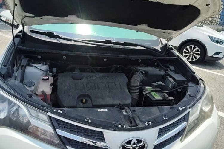 Used Toyota RAV4 2015 2.0L CVT Two-Wheel Drive Fashion Edition Engine Bay