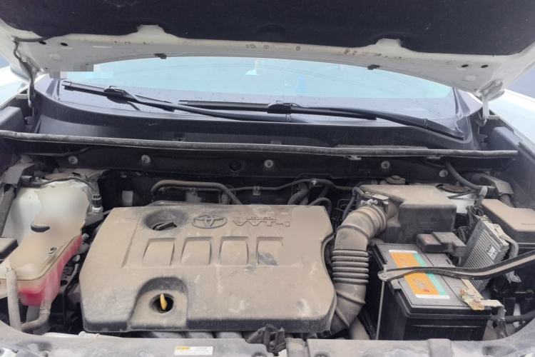 Used Toyota RAV4 2015 2.0L CVT Two-Wheel Drive Fashion Edition Engine Bay