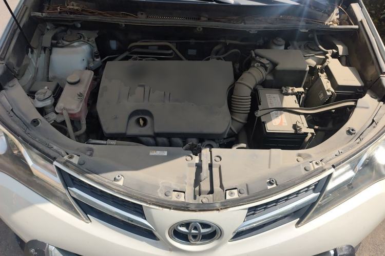 Used Toyota RAV4 2015 2.0L CVT Two-Wheel Drive Fashion Edition Engine Bay