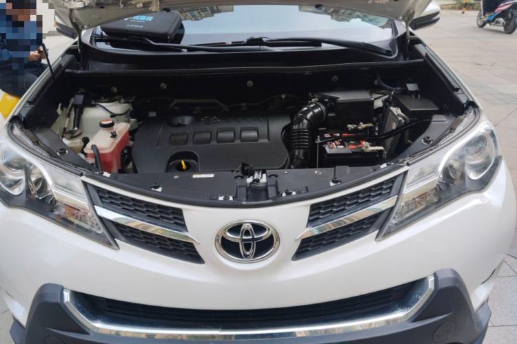 Used Toyota RAV4 2015 2.0L CVT Two-Wheel Drive Fashion Edition Engine Bay