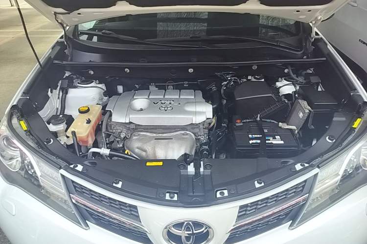 Used Toyota RAV4 2015 2.5L Automatic 4x4 Elite Edition Engine Bay