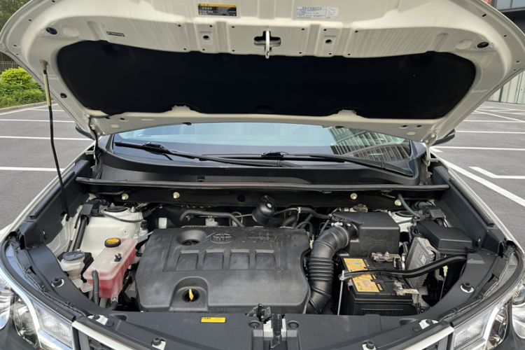 Used Toyota RAV4 2015 2.0L CVT Two-Wheel Drive Fashion Edition Engine Bay
