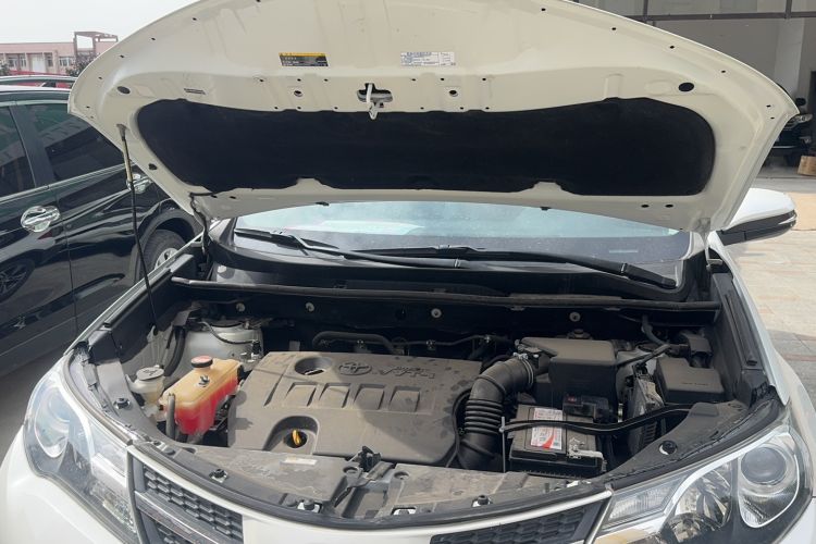 Used Toyota RAV4 2015 2.0L CVT Two-Wheel Drive Fashion Edition Engine Bay