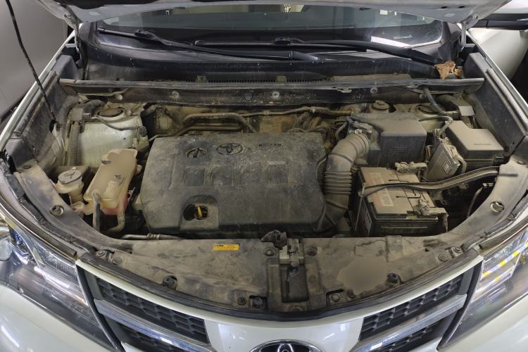 Used Toyota RAV4 2015 2.0L CVT Two-Wheel Drive Fashion Edition Engine Bay