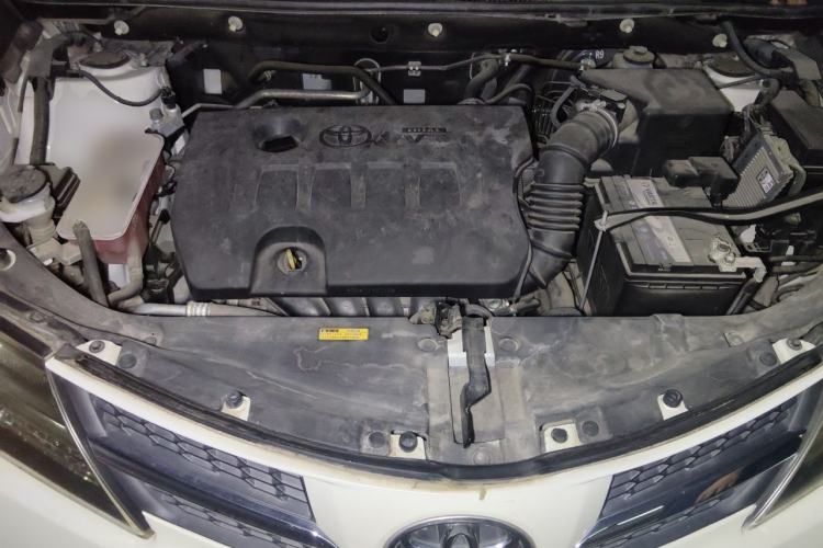 Used Toyota RAV4 2015 2.0L CVT Two-Wheel Drive Fashion Edition Engine Bay