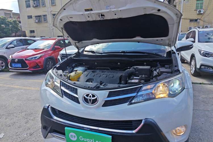 Used Toyota RAV4 2015 2.0L CVT Two-Wheel Drive Fashion Edition Engine Bay