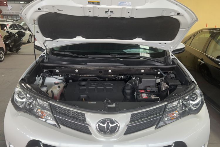 Used Toyota RAV4 2015 2.0L CVT Two-Wheel Drive Fashion Edition Engine Bay