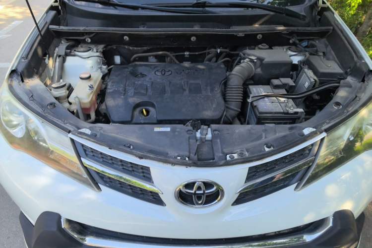 Used Toyota RAV4 2015 2.0L CVT Two-Wheel Drive Fashion Edition Engine Bay