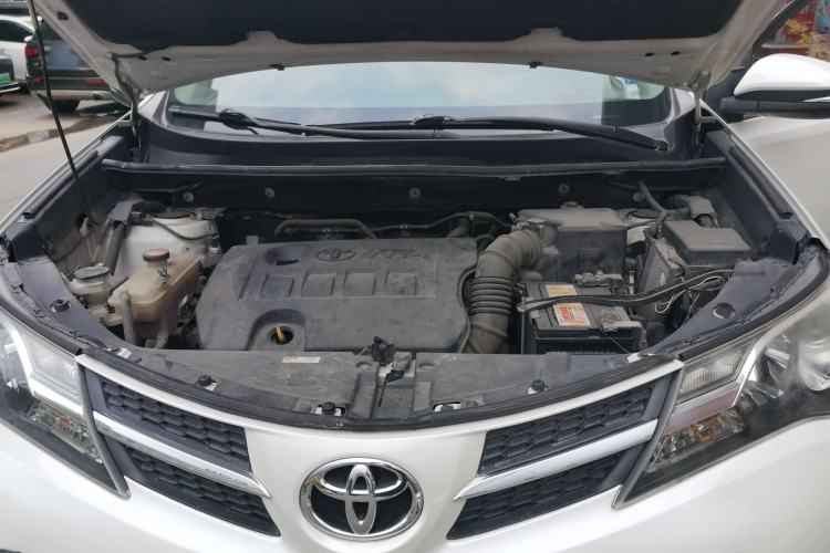Used Toyota RAV4 2015 2.0L CVT Two-Wheel Drive Fashion Edition Engine Bay
